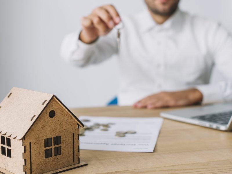 house-near-real-estate-agent-with-keys
